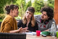 Lena Lorenz – Catharina Knuth (Victoria Schulz, M.) und Sascha Reinhard (Manuel Mairhofer) haben noch keine Ahnung, wie sie ihr Baby in Zukunft am besten fördern können. Deshalb holen sie sich Rat bei Saskia Mohrbutter (Zora Thiessen), die auch eine Tochter mit Downsyndrom hat.