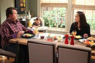 Modern Family – (v.li.) Cameron (Eric Stonestreet) und Dr. Miura (Suzy Nakamura)