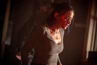 Montagskino im ZDF: The Silent Hour – Die gehörlose Ava (Sandra Mae Frank) ist Zeugin eines Mordes geworden und gerät dadurch ins Visier der Killer.