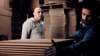 Proll! (MDR) – Murat (Erol Afsin, re.) erzählt Tobi (Volkan Türeli), dass die Kartonfabrik schon nächsten Monat geschlossen wird.