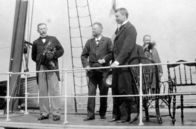 Gestrandet im ewigen Eis – Salomon Andrée, Knut Frænkel und Nils Strindberg (v.l.) wollen in einem Wasserstoffballon zum Nordpol reisen. Ihr Startpunkt ist Spitzbergen, die nördlichste noch per Schiff erreichbare Inselgruppe.