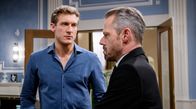 Sturm der Liebe – Vincent (Martin Walde, l. mit Sven Waasner, r.) will sich zwingen, Ana endlich zu vergessen.