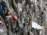 Coca-Cola und das Plastikproblem – Das Unternehmen Coca-Cola setzt mit seiner "Eine Welt ohne Müll"-Strategie auf das Recycling von Plastikflaschen. Doch ist diese Strategie wirklich effektiv?