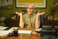 Community – Studienleiter Pelton (Jim Rash) wünscht sich, dass die Lerngruppe bei medizinischen Untersuchungen mithilft ...