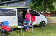Wunderschön! – Moderatorin Tamina Kallert reist mit einem kompakten Wohnmobil durch das idyllische Småland - immer auf den Spuren von Astrid Lindgren, die dort geboren wurde.