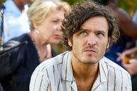 Death in Paradise – Als Muse der ermordeten Künstlerin Donna Harman, gilt Max (Alexander Vlahos) als Verdächtiger im Mordfall.