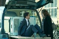 Tatort – Während Prof. Karl Friedrich Boerne (Jan Josef Liefers, l.) sich entschieden hat, den Abtransport der tiefgefrorenen Leiche persönlich zu begleiten, möchte Staatsanwältin Wilhelmine Klemm (Mechthild Großmann) von ihm wissen, welcher der Hobrecht-Männer in der Kühltruhe liegt.