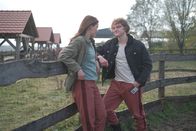 Fallen – Luce (Jessica Alexander) lenkt sich nach der Trennung von Daniel mit Cam (Timothy Innes) ab – doch aus dem lockeren Treffen wird ein überraschend offenes Gespräch.