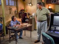 Young Sheldon – Montana Jordan (George Cooper Jr.), Lance Barber (George Cooper Sr.).