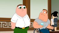 Family Guy – Bei Ausmisten findet Quagmire eine Kiste mit alten Videokassetten. Darauf sind Aufnahmen einer koreanischen Serie, in der er vor etwa 20 Jahren eine Hauptrolle gespielt hat. Als jedoch die letzte Folge nicht zu finden ist, reisen Quagmire, Joe (r.), Cleveland und Peter (l.) kurzerhand nach Korea und machen sich auf die Suche nach der finalen Episode ...