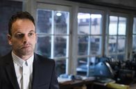 Elementary – Warum beschafft sich ein Unbekannter mit Hilfe von Watsons Lizenz illegal Drogen? Als Watson plötzlich selbst unter Verdacht steht, muss Holmes (Jonny Lee Miller) schnell handeln ...