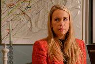 Rote Rosen – Plötzlich hat Amelie (Lara-Isabelle Rentinck) das Gefühl, alle um sie herum überholen sie - nur sie wird im Carlas enden.; ARD ROTE ROSEN FOLGE 4039 Uhr im ERSTEN. Plötzlich hat Amelie (Lara-Isabelle Rentinck) das Gefühl, alle um sie herum überholen sie - nur sie wird im Carlas enden.