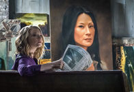 Elementary – Das Gemälde, das Jamie Moriarty (Natalie Dormer) in ihrer Gefängniszelle von Joan Watson angefertigt hat, ist der Ermittlerin wie aus dem Gesicht geschnitten ...
