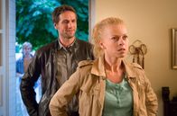 Akte Ex – ARD HEITER BIS TÖDLICH - AKTE EX II. Staffel (8 neue Folgen), Folge 11 "Morden, Waschen, Schleudern"50 Uhr im Ersten. Schon kurz nach Beginn der Ermittlungen geraten Lukas Hundt (Oliver Franck, l.) und Kristina Katzer (Isabell Gerschke, r.) über den richtigen Weg zum Mörder schwer in Konflikt.