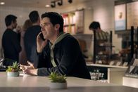 Hacks – Jimmy (Paul W. Downs), Deborahs Agent, setzt alle Hebel in Bewegung. Deborah hat sich ihre eigene Late-Night-Show in den Kopf gesetzt. Überzeugt von ihrem Talent lässt er nicht locker.