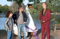 Großstadtrevier – Harry (Maria Ketikidou l.) und Piet Wellbrook (Peter Fieseler, M.) haben Roderick Brüggemann (Uke Bosse, r.) erwischt, der ein Schwanen-Tretboot klauen wollte.