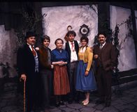 Peter Steiners Theaterstadl – Die Schauspieler, von links: Gundas Vater, der Schirmflicker Hans Rupp (Georg Einerdinger), Michael Hopfenberger (Claus Obalski), Katrin, die Schwester des Uhrmachers (Maria Singer), Uhrmachermeister Niklas Ungemach (Gerhart Lippert), Gunda Rupp (Manuela Denz) und der Gehilfe Kasian (Max Grie§er).