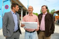 Die Rosenheim-Cops – In den Fokus von Hartl (Michael A. Grimm, r.) und Hansen (Igor Jeftic, l.) gerät Bauunternehmer Peter Kastl (Andreas Borcherding, m.). Hat er den Toten im Streit erschlagen?