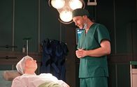 In aller Freundschaft – ARD/MDR IN ALLER FREUNDSCHAFT FOLGE 923, "Wennschon - Dennschon" Uhr im ERSTEN. (Ab 30.03.2021, 21:00 Uhr in der Mediathek) Luka Krause (Junis Marlon, li.) ist auf dem Weg einer Geschlechtsumwandlung. Doch bevor Dr. Hoffmann (Julian Wiegend, re.) ihm die Gebärmutter und die Eierstöcke entfernen kann, hat er eine Auffälligkeit an der Gebärmutter entdeckt. Die 2-jährige Hormontherapie, die Luka hinter sich hat, birgt ein erhöhtes Krebsrisiko. Nun muss er bangen.