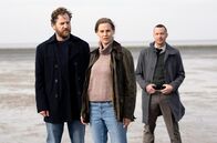 Ostfriesenhölle – Hauptkommissarin Ann Kathrin Klaasen (Picco von Groote, Mi.) und ihre Kollegen Frank Weller (Tom Radisch, re.) und Rupert (Barnaby Metschurat, li.)