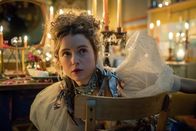 Extraordinary – Carrie (Sofia Oxenham) macht sich für ihr Date mit Graf Charles hübsch. Sie ist von ihm sehr angetan und sucht immer wieder das Zwiegespräch mit ihm. Ihre Möglichkeit, sein Wesen anzunehmen, begeistert sie sehr.