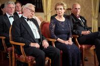 Rentnercops – v.r.) muss mitansehen wie Günter (Peter Lerchbaumer, l. mit Komparsen) vor Otto von Suhr (Karl Knaup, r.) einschläft.