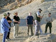 Das Geheimnis der Skinwalker Ranch – Jim Morse (l.), Bryant 'Dragon' Arnold (2.v.l.), Erik Bard (r.)