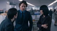 Tokyo Vice – Jake (Ansel Elgort, mi.) spricht mit Jun „Trendy“ Shinohara (Takaki Uda, li.) und Eimi (Rinko Kikuchi, re.).