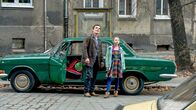 Der Palast – Alex (Hannes Wegener, l.) kommt den Zwillingen auf die Schliche.