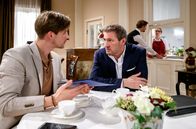 Sturm der Liebe – Paul (Sandro Kirtzel, l.) rät Christoph (Dieter Bach, M.) nicht ganz uneigennützig, Josie (Lena Conzendorf, r.) beim Kauf des Cafés zu unterstützen.