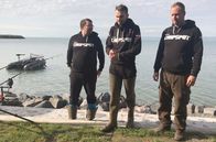 Re: – Robert Schaffer, Sebastian Heinz aus Dresden und ihr ungarischer Angelfreund Norbert Szeli (v. l. n. r.): Sie treten als Team "Carpspot Germany 1" beim weltweit größten Angelwettbewerb auf Karpfen an. Wie alle träumen auch sie vom Sieg.