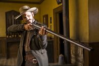 Appaloosa – Everett (Viggo Mortensen) ist als Gehilfe von Virgil der perfekte Partner. Zusammen kämpfen sie für Recht und Odnung. Nur manchmal lässt er seinen Gefühlen zu sehr freien Lauf, wie Virgil meint. Wird ihm das noch sein Genick brechen?