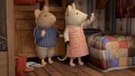 Sam & Julia im Mäusehaus – Julia (rechts) hat herausgefunden, warum Sam (links) in seinem Bett nicht mehr einschlafen konnte. Ein Puzzleteilchen lag unter der Matratze. Das erinnert an das Märchen von einem echten Prinzen.