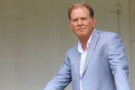 Death in Paradise – Elias Thomson (James Wilby) war der Besitzer einer erfolgreichen Rumbrennerei. Um seinen Arbeitern die Angst vor dem Geist Mama Beth zu nehmen, organisierte er eine Séance zur Vertreibung des Geistes. Doch die Aktion endete tödlich für Elias.
