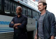 Lethal Weapon – Als bei einem Jugendlichen täuschend echte Blüten gefunden werden, ist für Riggs (Clayne Crawford, r.) und Murtaugh (Damon Wayans, l.) noch unklar, inwiefern der Junge in den Fall verwickelt ist ...