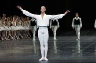 Black is beautiful - Diversität an der Pariser Oper – Gemeinsam mit vier weiteren People-of-Color-Tänzern verfasste Guillaume Diop ein Manifest über Rassismus innerhalb der Paris Oper. Ausschlaggebend dafür war der Mord an George Floyd 2020.