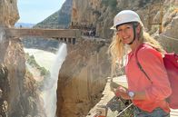 Wunderschön! – Der Caminito del Rey, der kleine Königsweg, klebt auf 100 m Höhe an den Steilwänden der Schlucht Desfiladero de los Gaitanes. Für die Wanderung benötigt Tamina Kallert eine gute Ausrüstung – und Schwindelfreiheit.