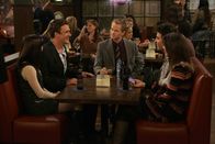How I Met Your Mother – Wollen gemeinsam Thanksgiving feiern: Robin (Cobie Smulders, r.), Barney (Neil Patrick Harris, M.), Marshall (Jason Segel, 2.v.l.), Lily (Alyson Hannigan, l.) und Ted (Josh Radnor, 2.v.r.) ...
