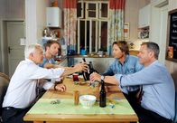 Rote Rosen – ARD ROTE ROSEN FOLGE 1791 Uhr im ERSTEN. Ole (Patrik Fichte, 2.v.l.) versucht bei einem Männerabend mit Thomas (Gerry Hungbauer, l.), Torben (Joachim Kretzer, r.) und Ben (Hakim Michael Meziani, 2.v.r.), auf andere Gedanken zu kommen. Dabei wächst sein Entschluss, einen Strich unter sein bisheriges Leben zu ziehen und die Fahrrad-Manufaktur zu verkaufen.