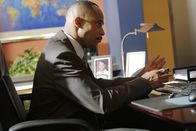 Navy CIS – Director Leon Vance (Rocky Carroll) erhält zwei anonyme Hinweise zum momentanen Fall, doch Gibbs und sein Team kommen trotzdem nicht wirklich weiter ...