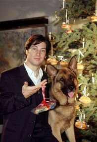 Kommissar Rex – Kommissar Moser (Tobias Moretti) und Rex vor dem festlich-fürstlich-würstlich geschmückten Weihnachtsbaum auf der Wache ...