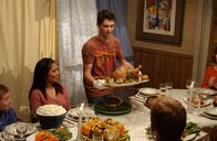 Malcolm mittendrin – Reese (Justin Berfield, M.) serviert voller Stolz sein Festmahl ...