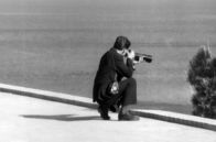 Paparazzi – Mit Teleobjektiven versuchen die Journalisten aus der Ferne Fotos des Filmdrehs von „Die Verachtung“ zu erhaschen.