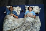 Call Me Kat – Max (Cheyenne Jackson, l.); Kat (Mayim Bialik, r.)