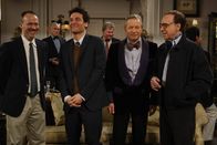 How I Met Your Mother – Während sich Ted (Josh Radnor, 2.v.l.) unter Will Shortz (Will Shortz, l.), Michael York (Jefferson Van Smoot, 2.v.r.) und Peter Bogdanovich (Peter Bogdanovich, r.) sehr wohlfühlt, langweilen sich seine Freunde auf der Party zu Tode ...