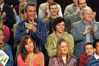 The Middle – Mike (Neil Flynn, mittlere Reihe l.), Axl (Charlie McDermott, mittlere Reihe M.) und Brick (Atticus Shaffer, mittlere Reihe r.) bejubeln den Auftritt von Frankie und Sue beim Musical "Der Zauberer von Oz". Dabei wäre es fast nicht dazu gekommen ...