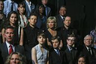 Blue Bloods - Crime Scene New York – Die Familie Reagen (mittlere Reihe: Bridget Moynahan, l., Will Estes, 2.v.l., Amy Carlson, 2.v.r., Donnie Wahlberg, r.; untere Reihe: Len Cariou, r., Tony Terraciano, 2.v.r., Andrew Tarraciano, M., Sami Gayle, 2.v.l.) ist stolz auf Frank, der einer neuen Generation von Polizisten Mut macht ...