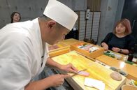 Küchen der Welt – Küchenchef Hiroyuki Oizumi ist ein Meister mit dem Messer, seine Kreationen aus Reis und rohem Fisch sind kleine Kunstwerke.
