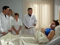 In aller Freundschaft – Bei der Visite bemerkt Dr. Heilmann (Thomas Rühmann, 2. von rechts), dass Mirko Kowalski (Martin Goeres, rechts) Schüttelfrost hat und ordnet weitere Untersuchungen an. Dr. Brentano (Thomas Koch, links) hat jedoch den Verdacht, dass Mirkos Körper Anzeichen eines Entzuges zeigt. (2.v.li. und 3.v.li.: Komparsen) .