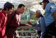 Terminal – Viktor Navorski (Tom Hanks, 2.v.l.) hat am Flughafen gute Freunde gefunden: Enrique Cruz (Diego Luna, l.), Gupta Rajan (Kumar Pallana, 2.v.r.) und Mulroy (Chi McBride, r.) ...